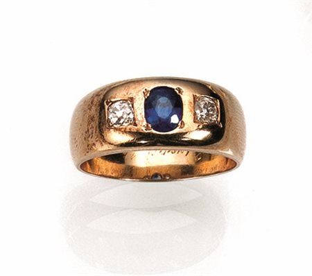 Anello in oro giallo, zaffiro e diamantilavorato a fascia con due brillanti...