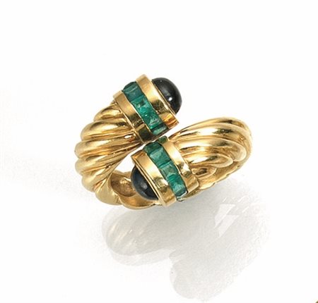 Anello in oro giallo, smeraldi e zaffirimontatura contrariè lavorata a...