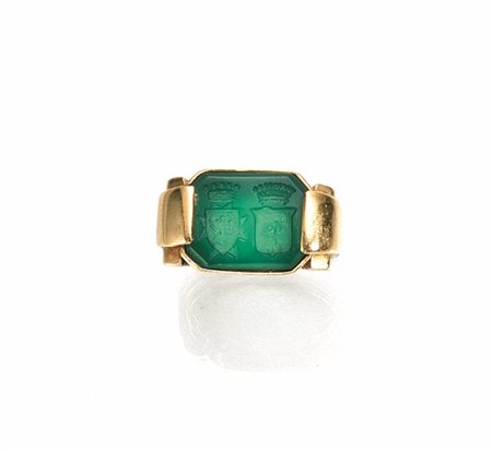 Anello in oro giallo e calcedonio al centro della fascia scanalata è montato...