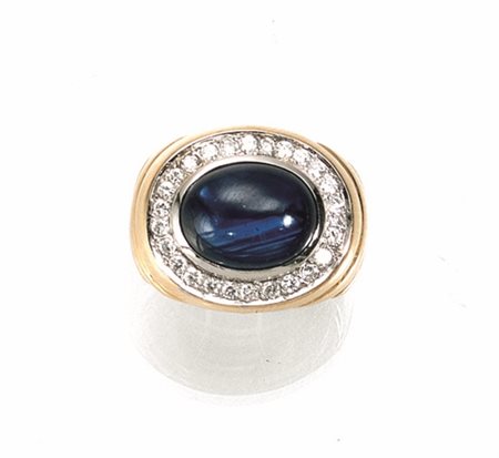 Anello in oro giallo, oro bianco, zaffiro e diamantia fascia bombata di forma...