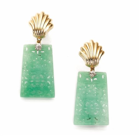 Paio di orecchini pendenti in oro giallo, giadeite e diamanti ciascuno...
