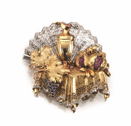 Spilla in oro giallo, oro bianco, rubini zaffiri e diamantirealisticamente...
