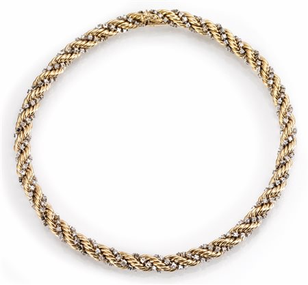 Collana in oro giallo, oro bianco e diamantilavorata a torchon intercalato da...