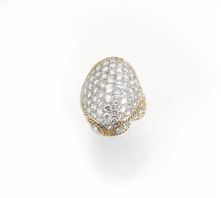 Anello in oro giallo, oro bianco e diamanti montatura bombata di forma ovale...