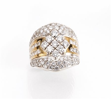 Anello in oro giallo, oro bianco e diamantirealizzato ad alta fascia con...