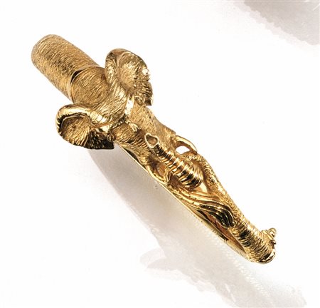 Bracciale in oro gialloa cerchio rigido, estremità modellate rispettivamente...