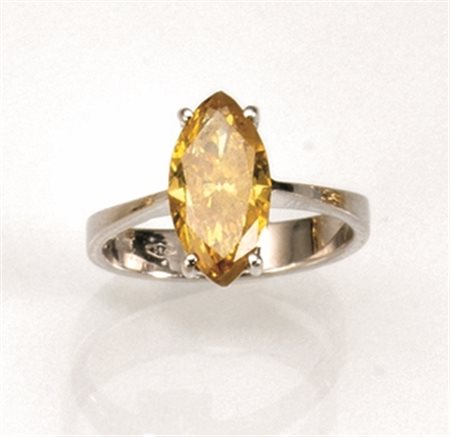 Anello in oro bianco e diamante fancy corredato di Certificato Gemmologicoal...