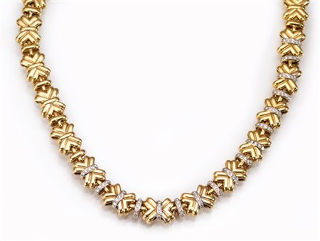 Collana in oro giallo e diamantirealizzata ad una fila di maglie bombate ad x...