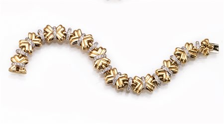 Bracciale in oro giallo e diamantirealizzato ad una fila di maglie bombate ad...