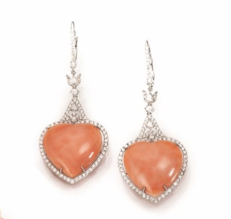 Paio di orecchini pendenti in oro bianco, diamanti e corallorealizzati...