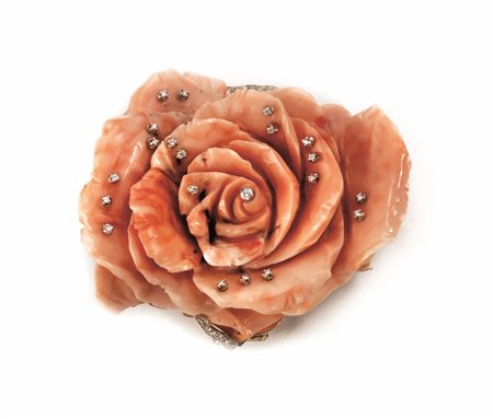 Grande spilla in corallo, oro giallo, oro bianco e diamantirealisticamente...