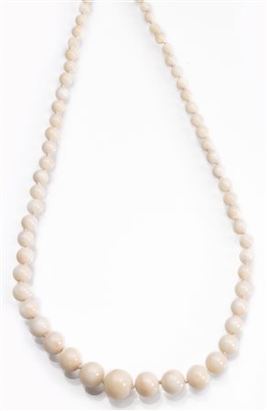 Collana in oro giallo e corallo peau d'angerealizzata ad una fila di sfere...