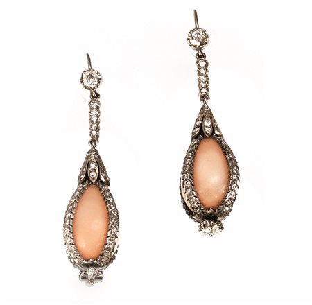 Paio di orecchini pendenti in oro bianco, corallo e diamanticiascuno...