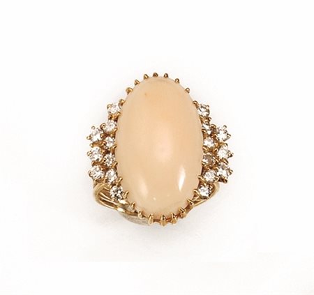 Anello in oro giallo, corallo peau d'ange e diamantial centro un corallo...