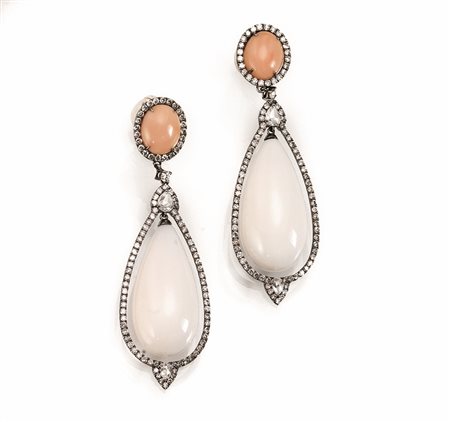 Paio di orecchini pendenti in oro brunito, diamanti, corallo bianco e...