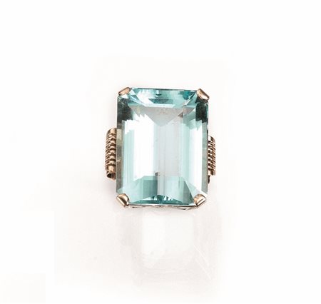 Anello in oro rosa e acquamarinamontatura con castone traforato arricchito da...