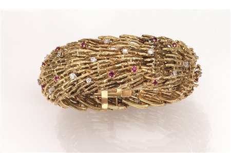 Bracciale in oro giallo, diamanti e rubinirealizzato ad una fila di maglie...