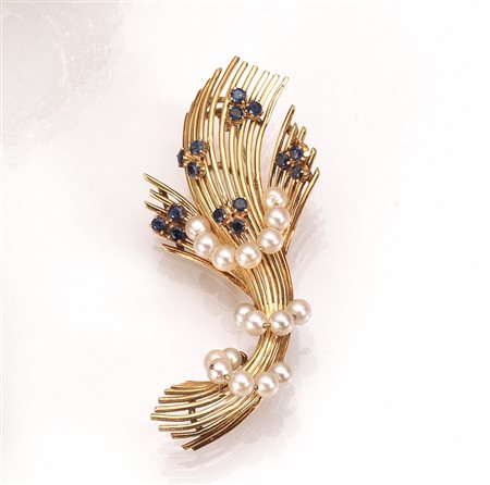 Spilla, anni '60, in oro giallo, zaffiri e perlemodellata come un fascio di...