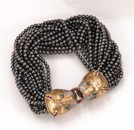 Bracciale in oro gialllo, rubini, smeraldi, diamanti e perle grigierealizzato...