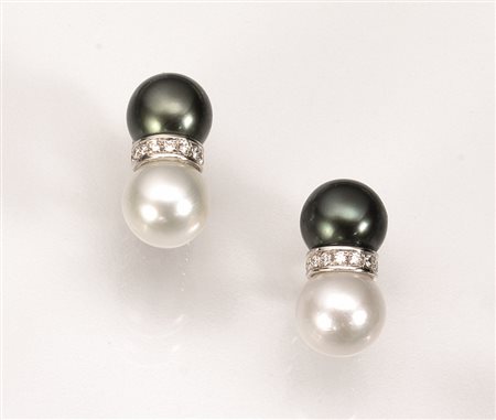 Paio di orecchini in oro bianco, diamanti e perle Tahiti e South Seaciascuno...