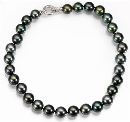 Collana in perle Tahiti, oro bianco 14 kt e diamantirealizzata ad una fila di...