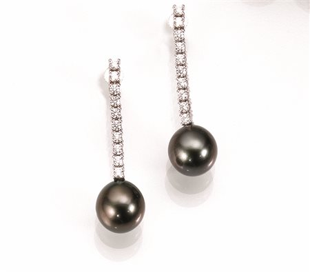 Paio di orecchini pendenti in oro bianco, perle Tahiti e diamanticiascuno...