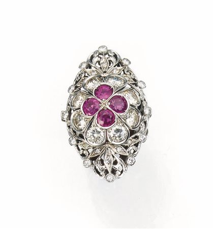 Anello in oro bianco 14 kt, diamanti e rubinirealizzato come una losanga in...