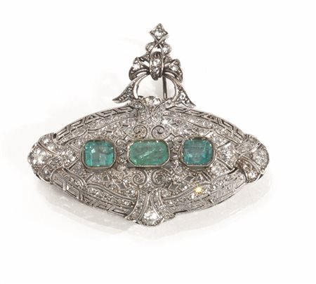 Spilla pendente in oro bianco, smeraldi e diamantirealizzata come uno scudo...