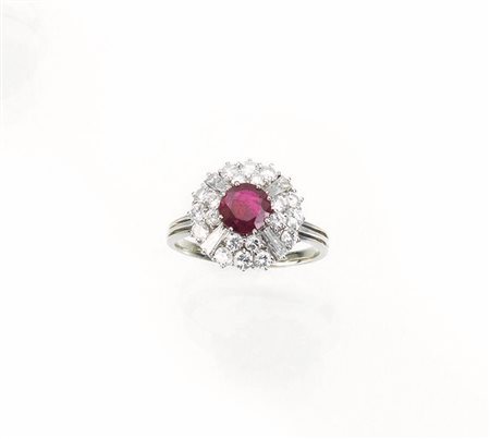 Anello in oro bianco, rubino e diamantial centro rubino rotondo entro cornice...