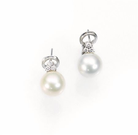 Paio di orecchini in oro bianco, perle e diamanticiascuno realizzato con una...