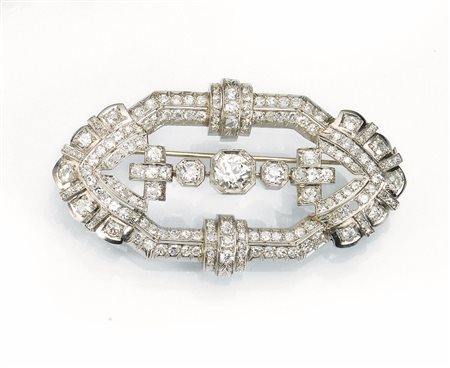 Spilla in platino e diamantitraforata e decorata in brillanti taglio vecchio,...