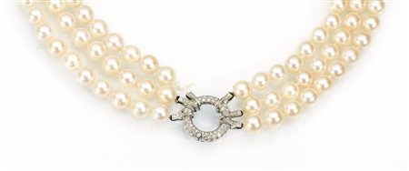 Collana in perle, oro bianco e diamantirealizzata a tre fili di perle...