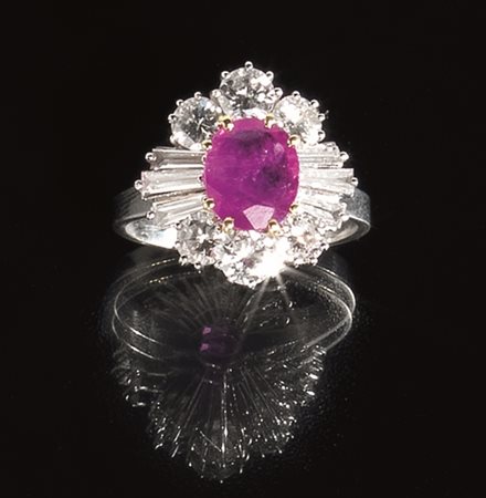 Anello in oro bianco, oro giallo, rubino e diamantial centro un rubino ovale...