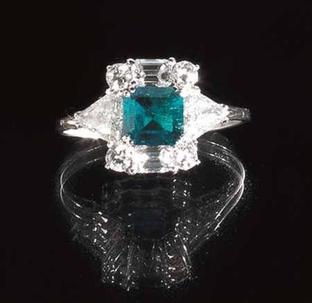 Anello oro bianco, smeraldo e diamantial centro smeraldo ottagonale di ct 1...