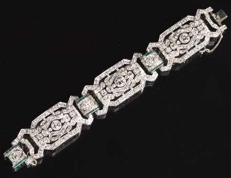 Bracciale, periodo Deco, in platino, diamanti e smeraldirealizzato con tre...