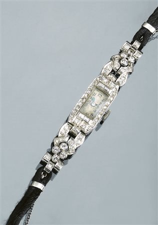 Orologio per signora, inizi sec. XX, in oro bianco e diamantiCassa ottagonale...