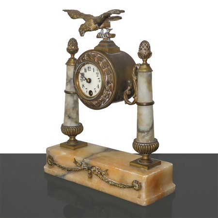 Orologio in bronzo e alabastro sormontato da aquila