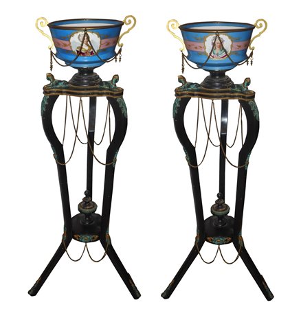 Coppia di cantonali in legno nero ebanizzato con applicazione di bronzi, 19° Secolo