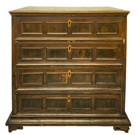 Cassettone in legno di noce, fine XVII secolo. Emilia.