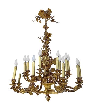 Grande lampadario in bronzo e ottone dorato al mercurio, a 18 luci, con decori a ramage di foglie., 18th/19° Secolo