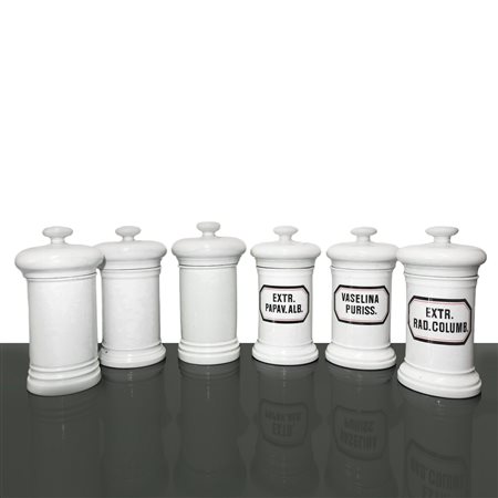 Gruppo composto da n 6 barattoli da farmaci, n. 3 con scritta, n. 3 bianchi.