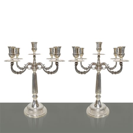 Coppia di candelieri in argento 800 Presenti una rottura e un'importante saldatura.