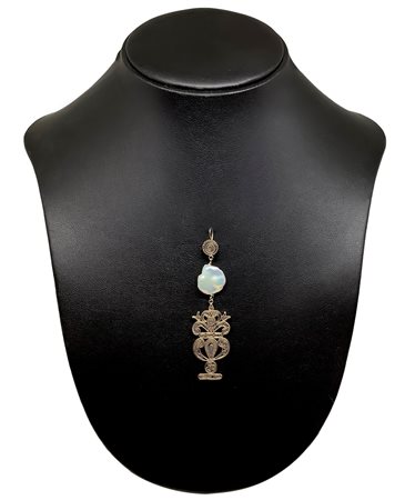 Ciondolo in oro basso titolo, filigrana a forma di vaso con perla di acqua dolce, Fine 19° Secolo