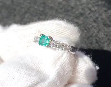 ANELLO CON SMERALDO E DIAMANTI