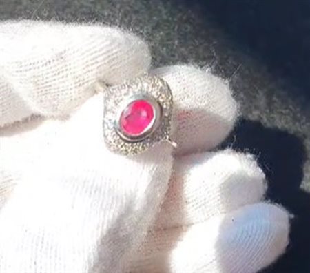 ANELLO CON RUBINO E PAVE' DI DIAMANTI