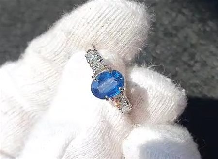 ANELLO CON ZAFFIRO E DIAMANTI