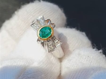 ANELLO CON SMERALDO E DIAMANTI