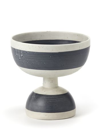 ETTORE SOTTSASS Vaso in ceramica smaltata in bianco con due bande nere. Forma co