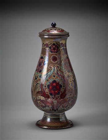 Galileo Chini Vaso con coperchio in maiolica a lustri metallici con decoro simme