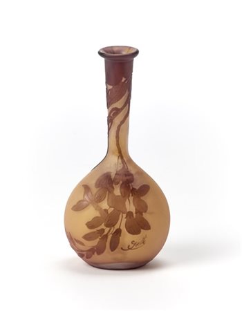 Gallé Vaso a corpo globulare e collo stretto allungato in vetro a cammeo inciso